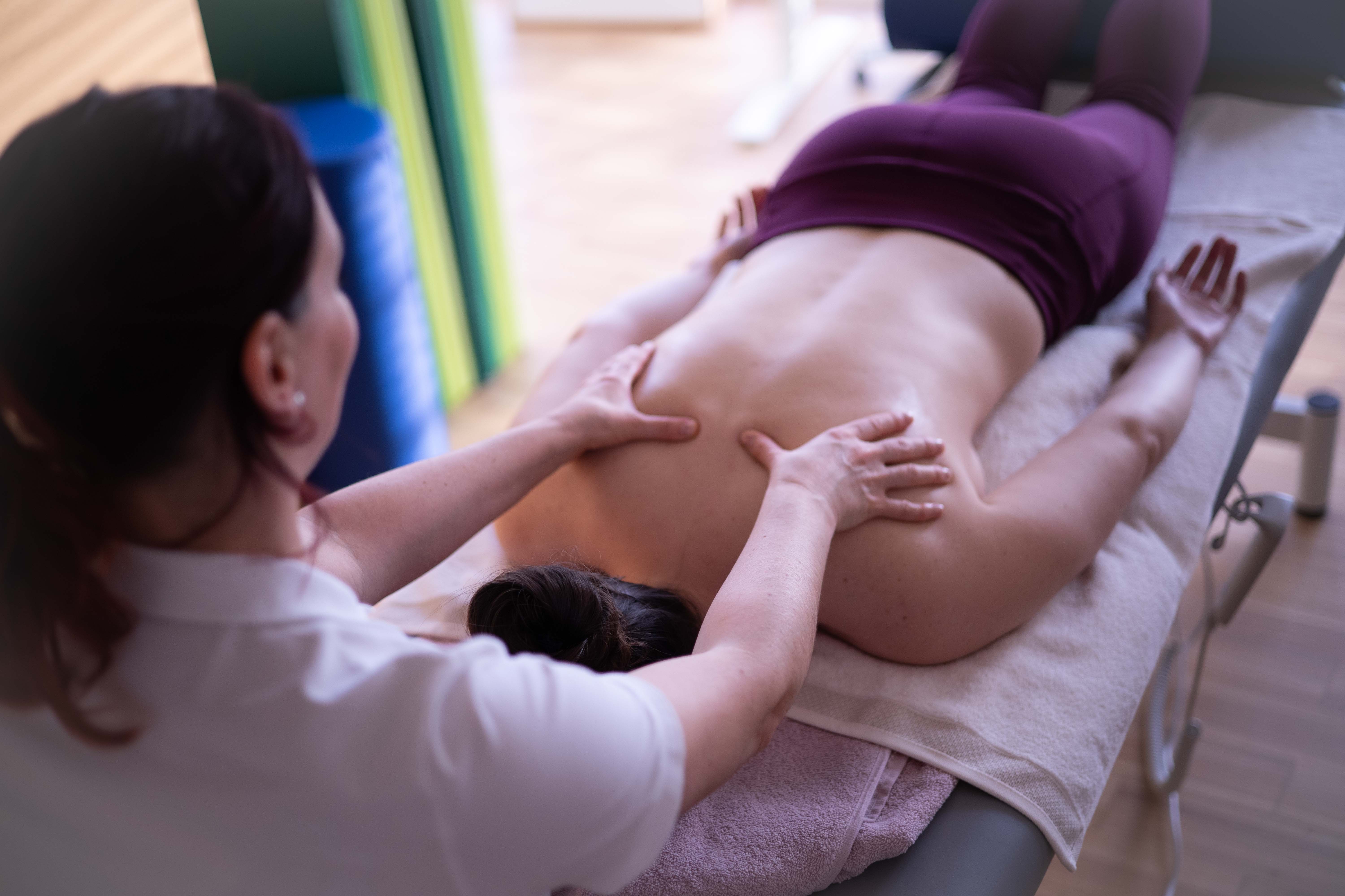 Physiotherapeutin Evelyn Pitzer bei einer Rückenmassage